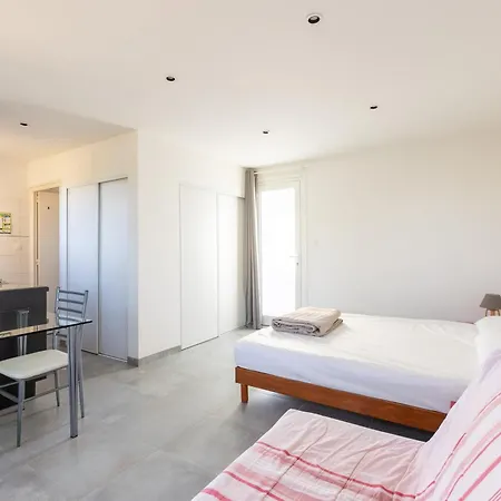 Apartment Dans Avec Piscine
