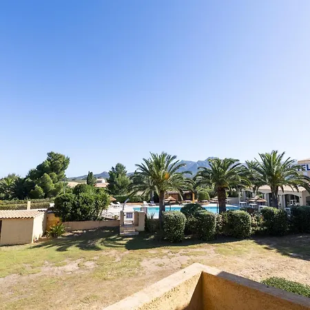 Dans Avec Piscine Apartment *